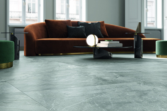 Гостиная с керамогранитом Blue Savoy от Flaviker