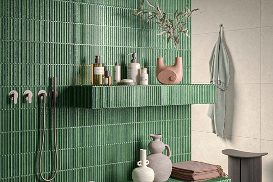Душевая зона с рельефной стеной от Piemme Ceramiche